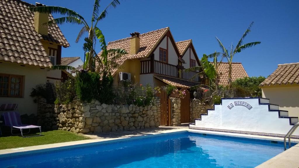 扎霍拉Casas El Suspiro的别墅前设有游泳池