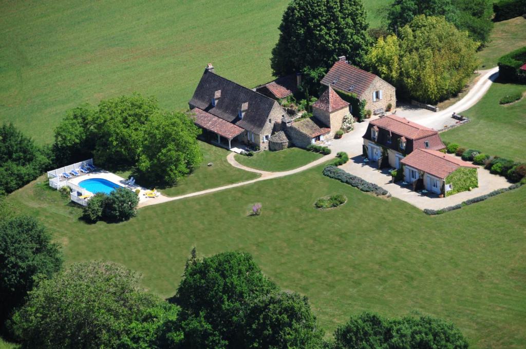 勒比松德卡多恩Le Clos-Lascazes maison d'Hôtes的享有带游泳池的房屋的空中景致