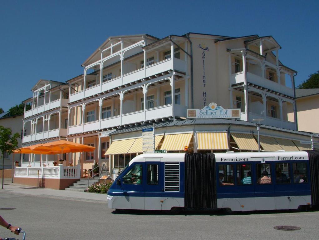 奥斯赛拜-塞林斯林呢尔霍夫酒店的建筑物前的蓝色和白色火车
