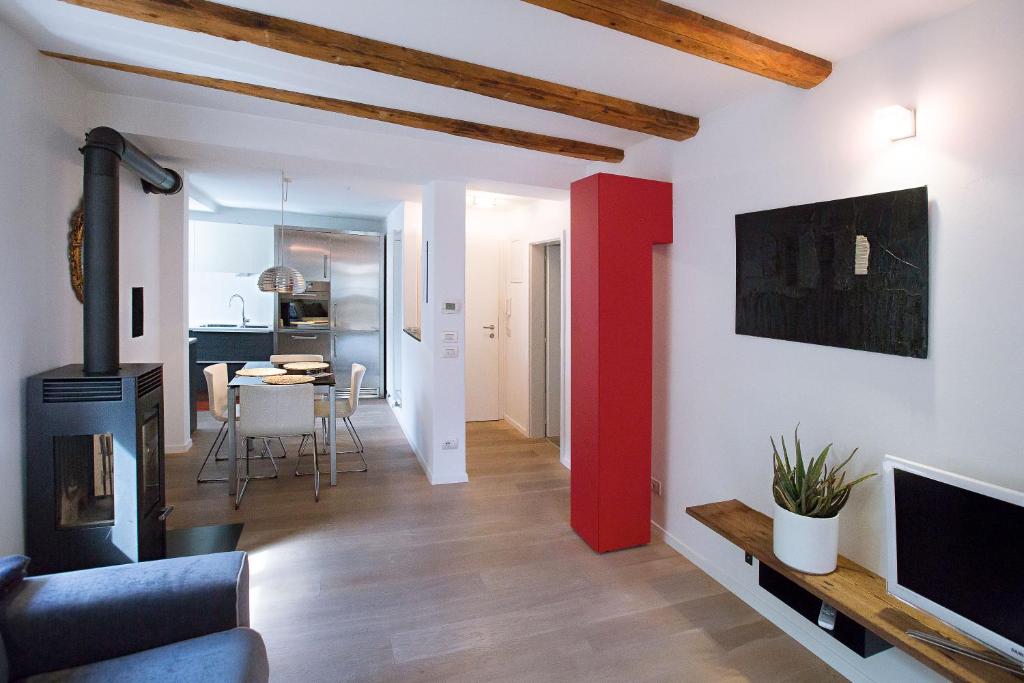 博尔扎诺Ulivo Suites - apartments的客厅设有壁炉和红色墙