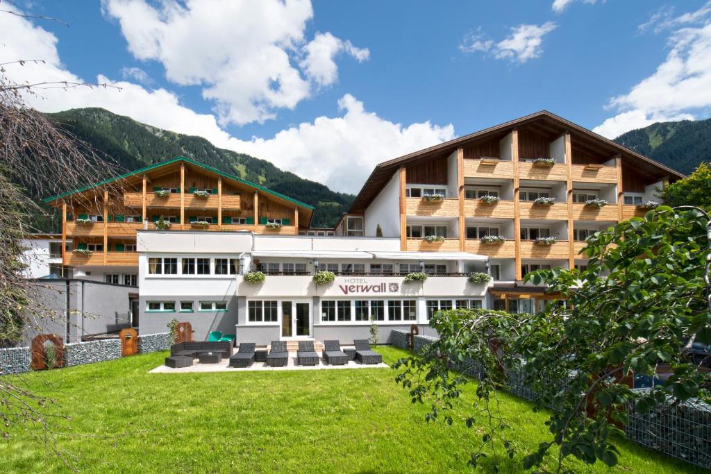 加舒恩Romantik Hotel Verwall的山间酒店,拥有绿色草坪