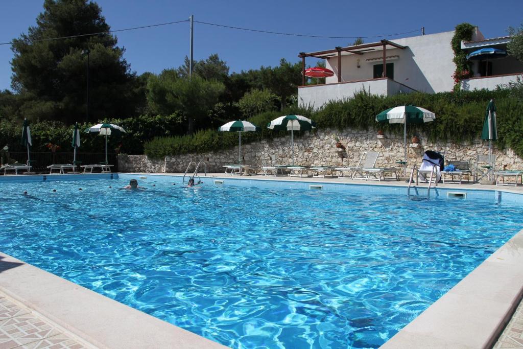 维耶斯泰帕苏德拉普雷特公寓式酒店的一座大型游泳池,里面设有人员
