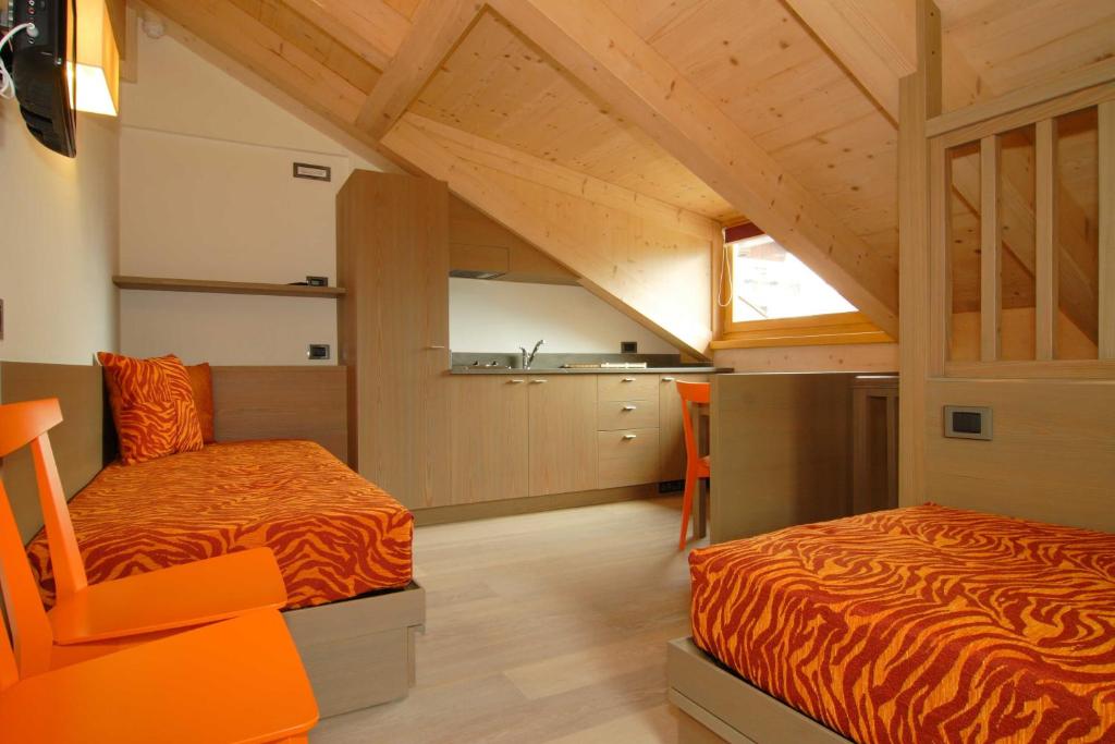 瓦莱迪卡多雷Dolomiti Lodge Villa Gaia的阁楼上设有1间带2张床的卧室