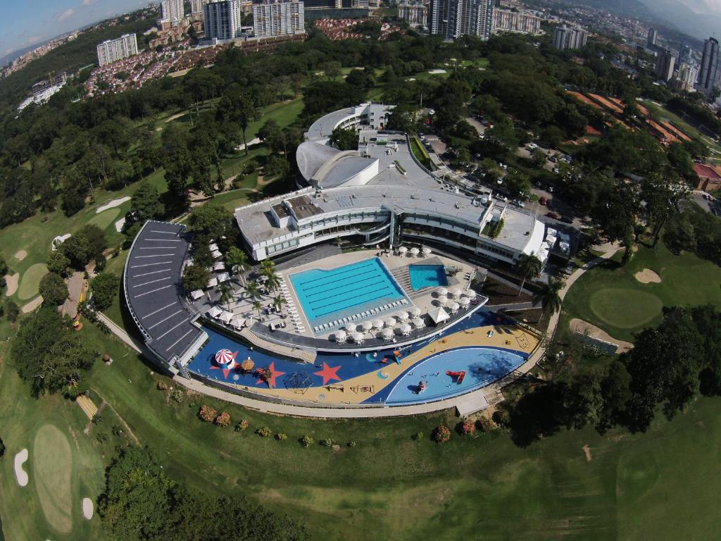 布卡拉曼加布卡拉曼加度假酒店的享有带游泳池的大楼的顶部景致