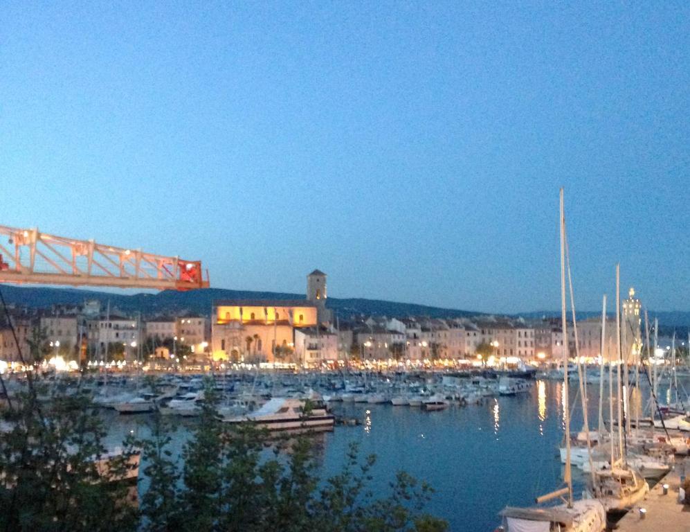 拉西约塔Accostage Vieux-Port - Appartements & Parking en option的港口,夜间在水里放船