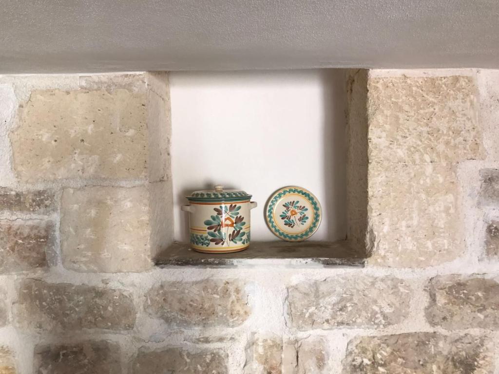 希克利Ed.Ma的石墙中的一个缝隙,有碗和盘子
