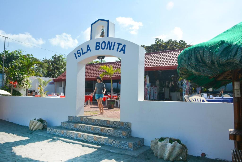 圣胡安伊斯拉博妮塔海滩度假村的女方站在前面的红杉标志