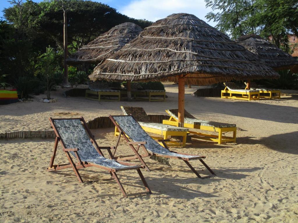 伊法地Le Jardin de L'isle的海滩上的两把椅子和一把遮阳伞
