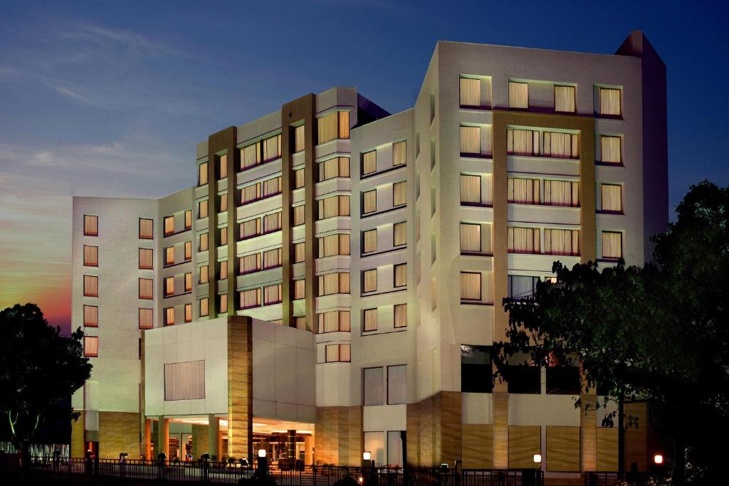 班加罗尔Trinity Hotel Bengaluru的前面有灯的大建筑
