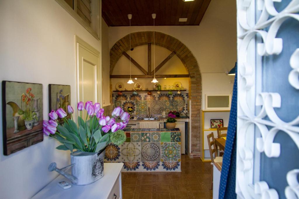 PellezzanoA Casa Di Agata的花瓶里花色斑驳的厨房