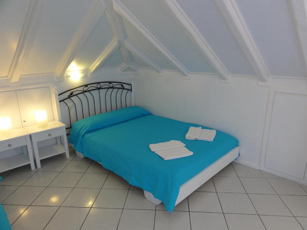 伊兹拉博希斯旅馆的一间配备有蓝色床和一张书桌的小卧室