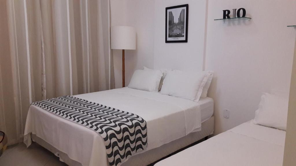 ATLANTICO Apartamentos em Copacabana 2客房内的一张或多张床位