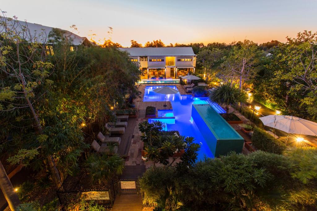布鲁姆Kimberley Sands Resort的享有带游泳池的度假村的空中景致