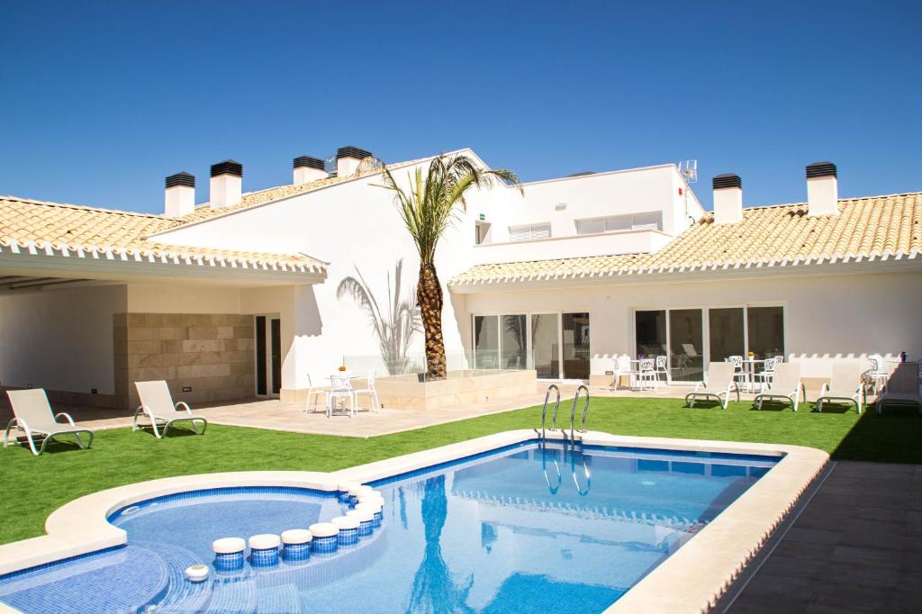 CarcheCasa Boquera的一座带游泳池和房子的别墅