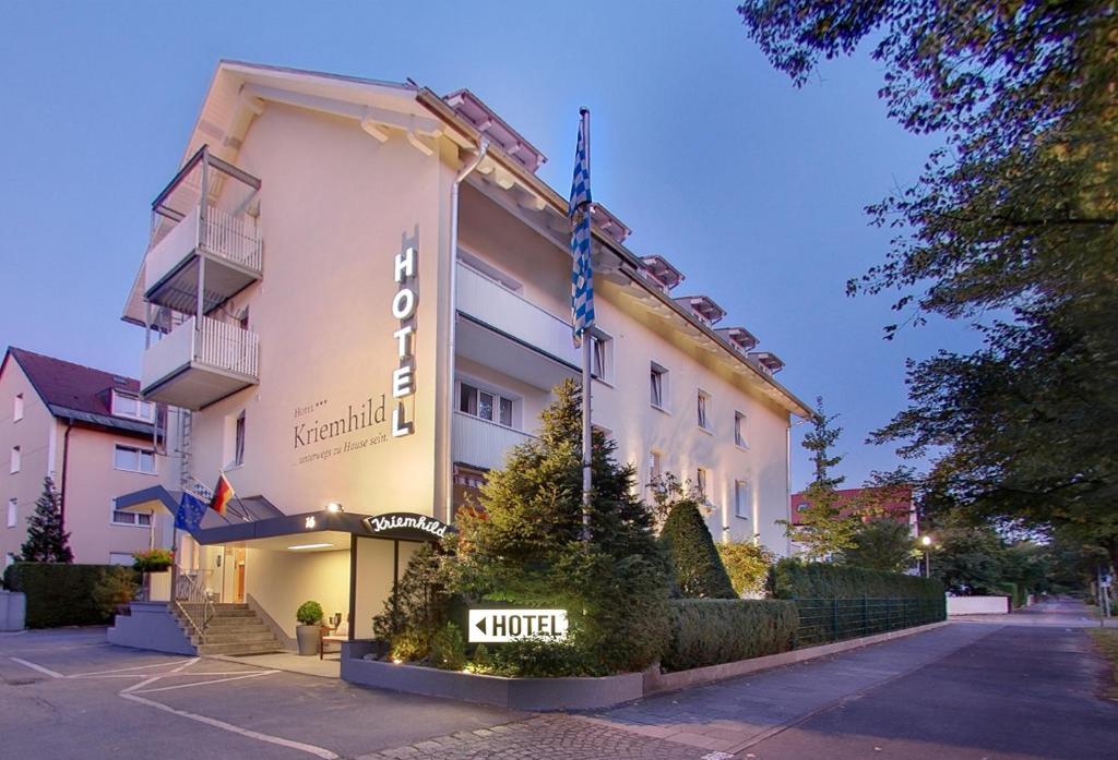 慕尼黑科瑞姆希尔德西斯嘉登酒店的前面有标志的酒店大楼