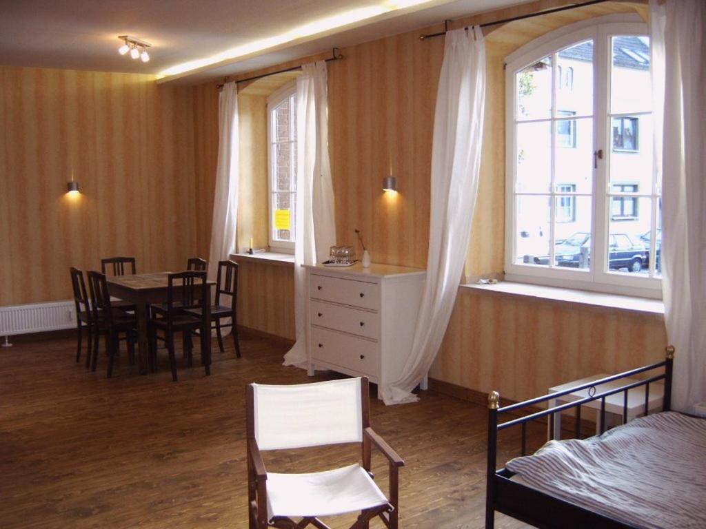 维斯马Wohnung Nikolaiblick的一间卧室配有桌椅和窗户。