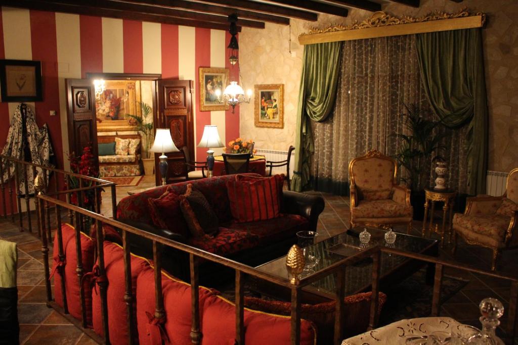 Corral de AlmaguerCasa Rural Mendoza的客厅配有沙发和桌子