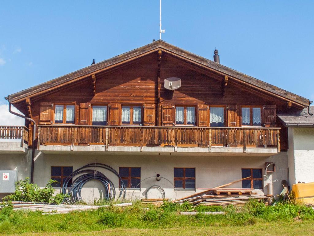 RosswaldChalet Skilift的木屋的顶部设有阳台