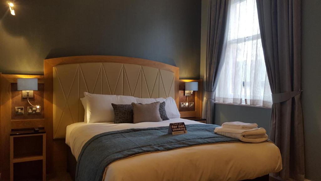 切斯特布尔&斯特拉普-维泽斯布恩酒店的一间卧室配有带毛巾的床