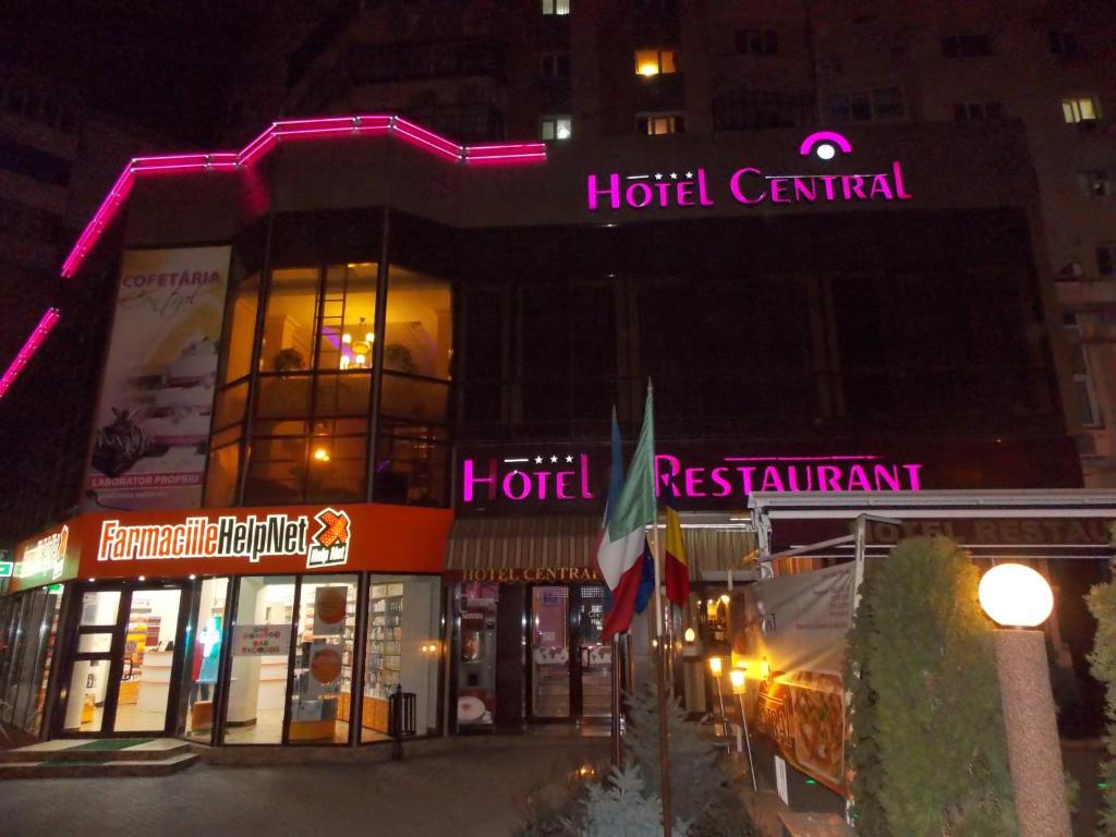 斯洛博齐亚Hotel Central的楼前有 ⁇ 虹灯标志的酒店