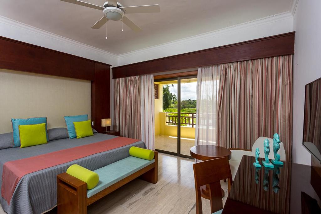 蓬塔卡纳Tot Punta Cana Apartments的一间卧室设有一张床和一个阳台