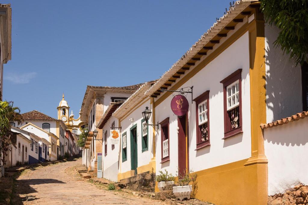 蒂拉登特斯Pousada Do Ó的城里一条有五颜六色建筑的街道