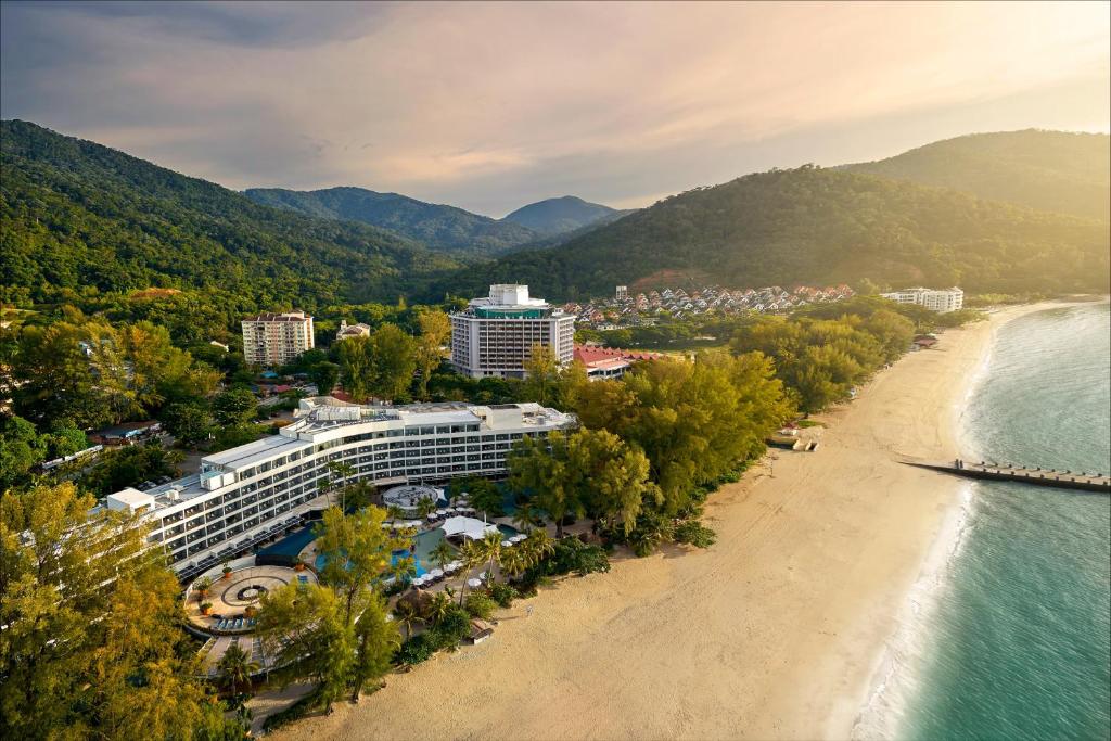 峇都丁宜槟城硬石酒店的享有度假胜地和海滩的空中景致