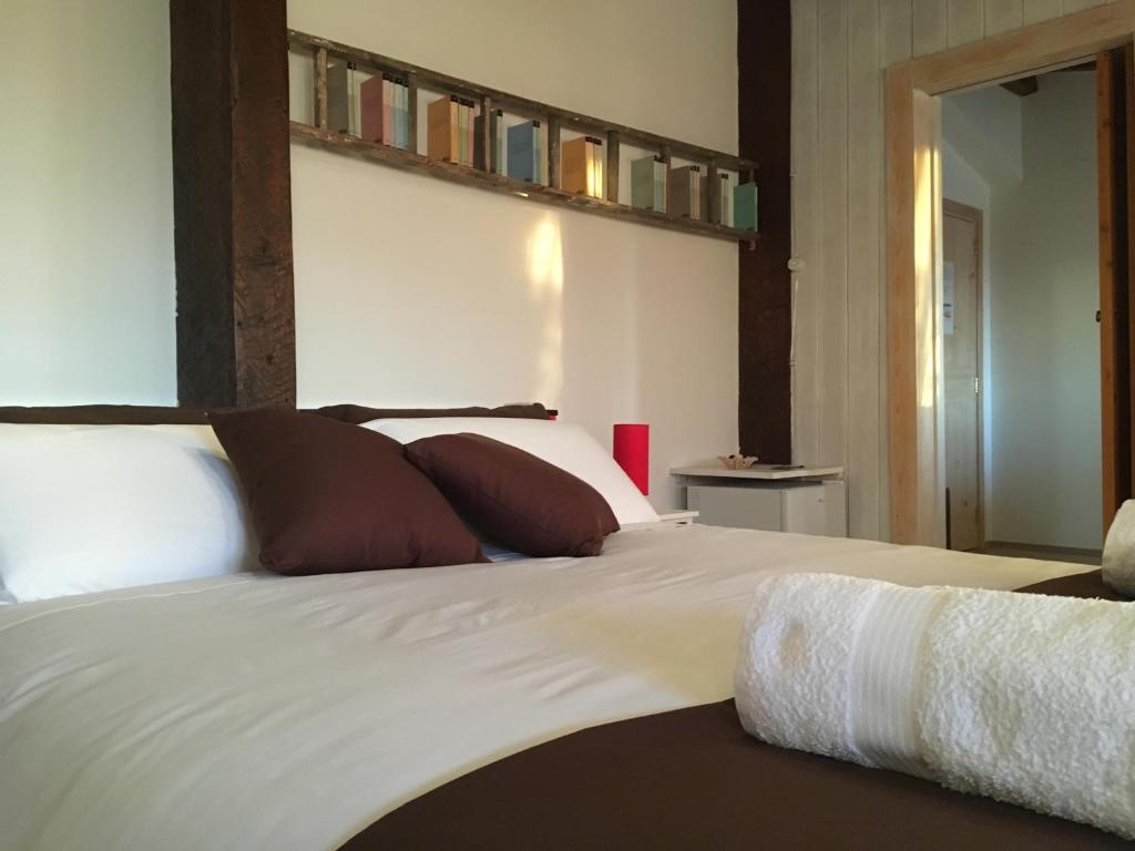 CollepassoTerra di Mezzo的一间卧室配有带白色床单和棕色枕头的床。