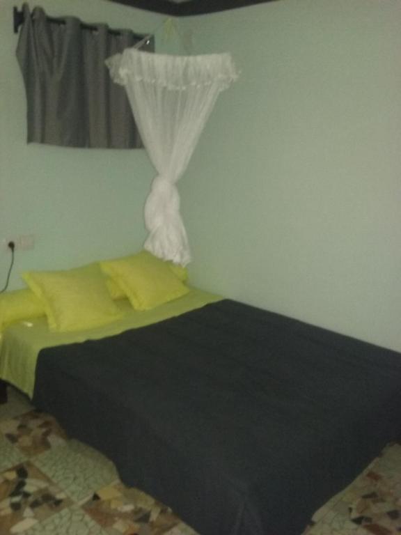 IvatoVilla Cassis的一间卧室配有一张带蚊帐的床