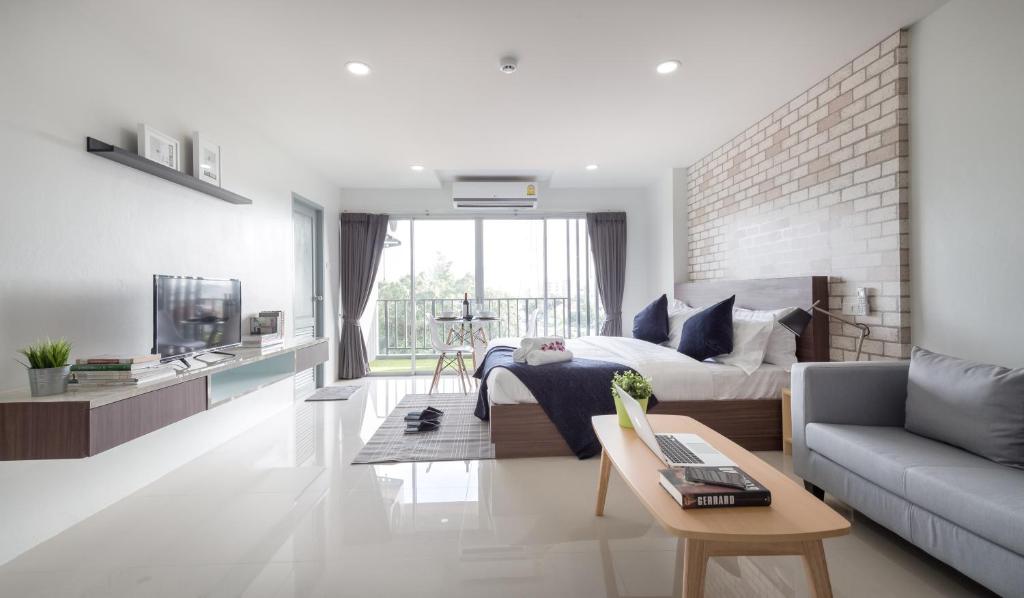 曼谷Q空间酒店的白色的客厅配有床和沙发