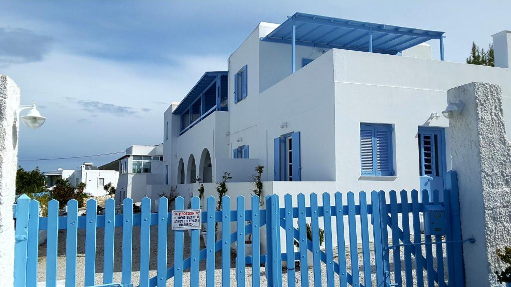 帕罗奇亚Giorgia Lodging的白色建筑前的蓝色栅栏