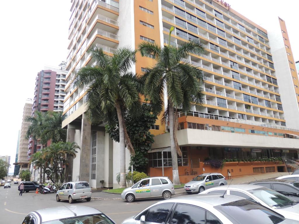 巴西利亚巴西利亚阿帕特酒店的停车场,停车场停在大楼前