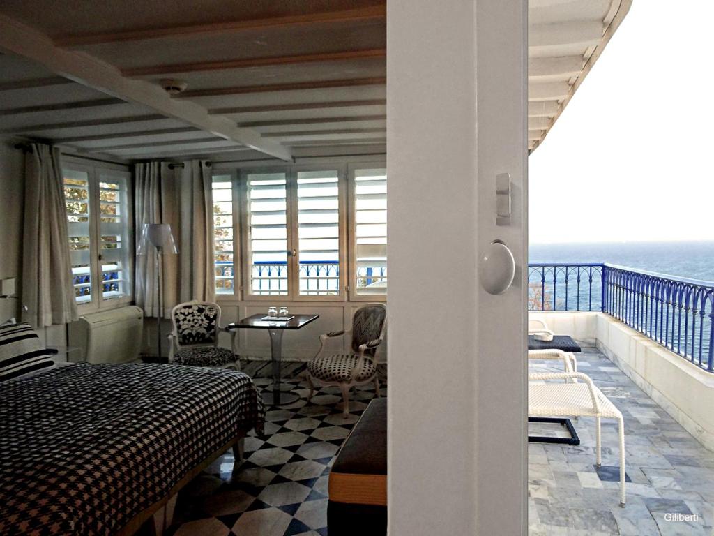 西迪·布·赛义德La Villa Bleue-Sidi Bou Said的一间卧室设有一张床和一个海景阳台