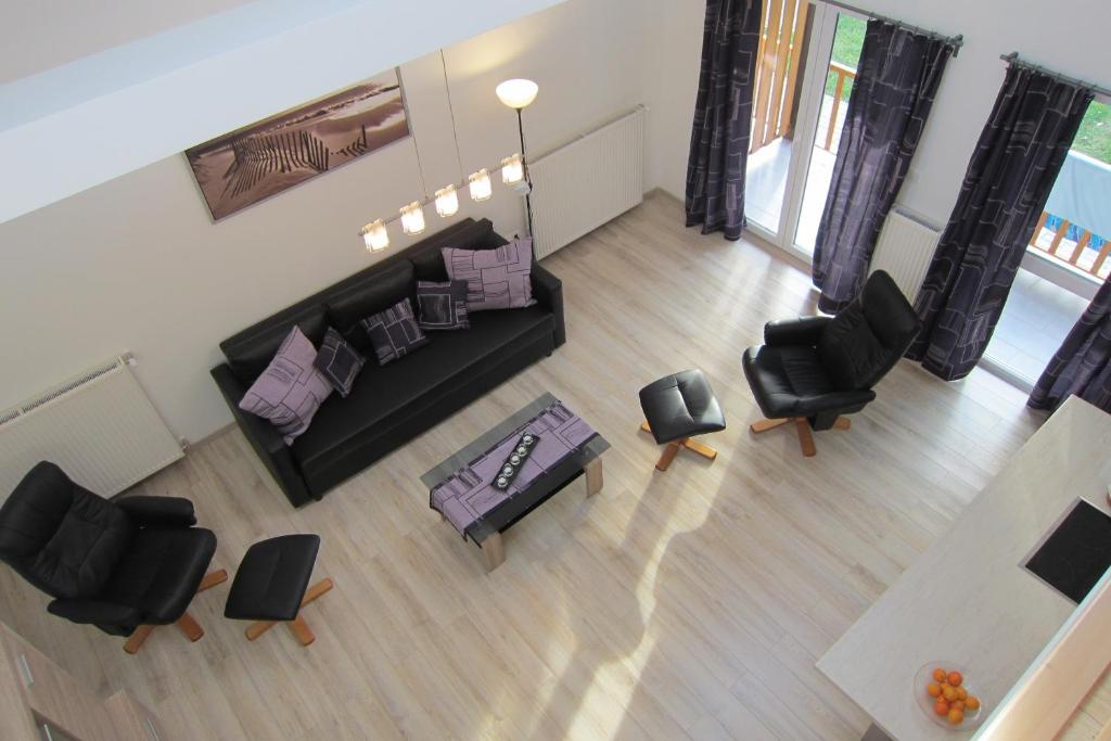 赫维兹Appartement Mezzanine的享有客厅的顶部景致,客厅配有沙发和椅子