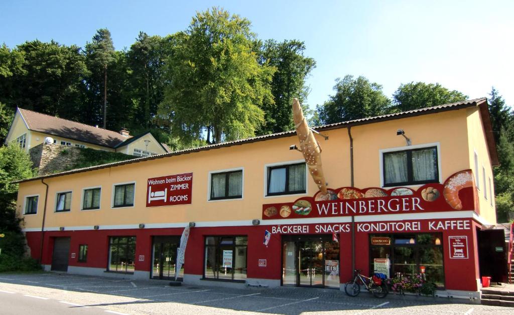 多瑙河畔伊布斯Wohnen beim Bäcker Weinberger的一座有酒厂标志的建筑