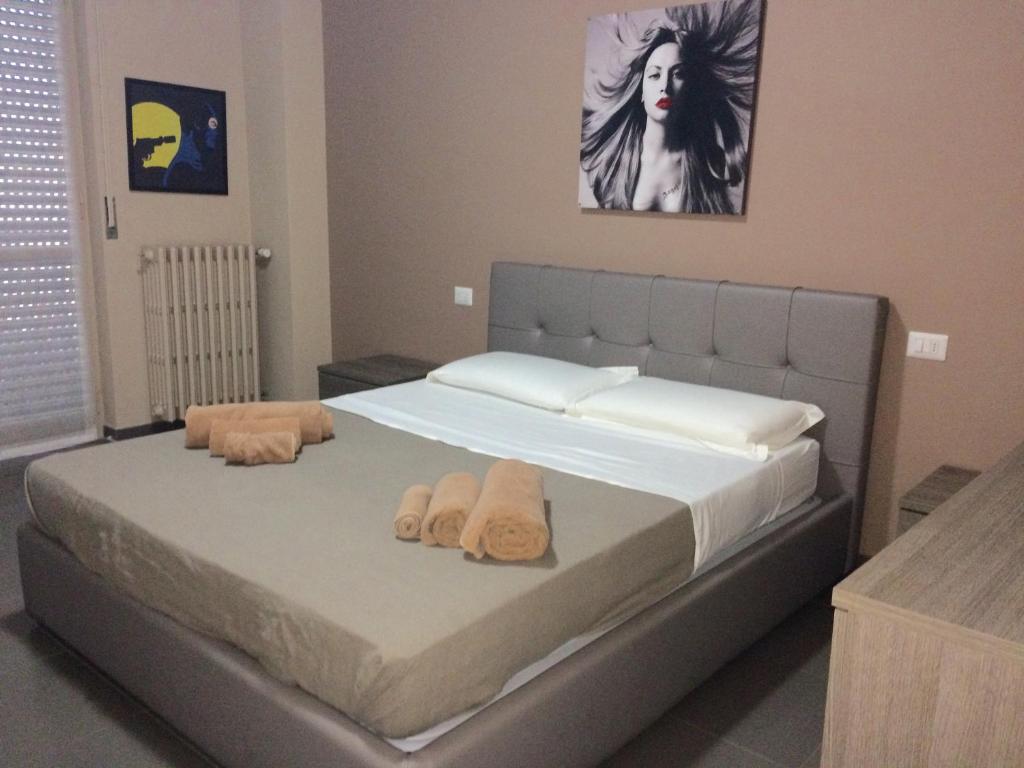科尔马诺西亚格公寓的一间卧室配有带毛巾的床