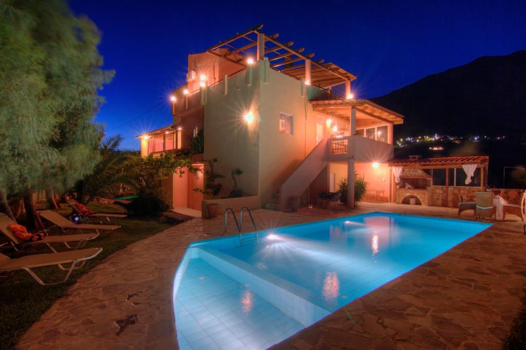 莱弗考基亚Villa Despina 1 Plakias Private Villa, Private Swimming Pool Garden,Amazing View的夜间带游泳池的别墅
