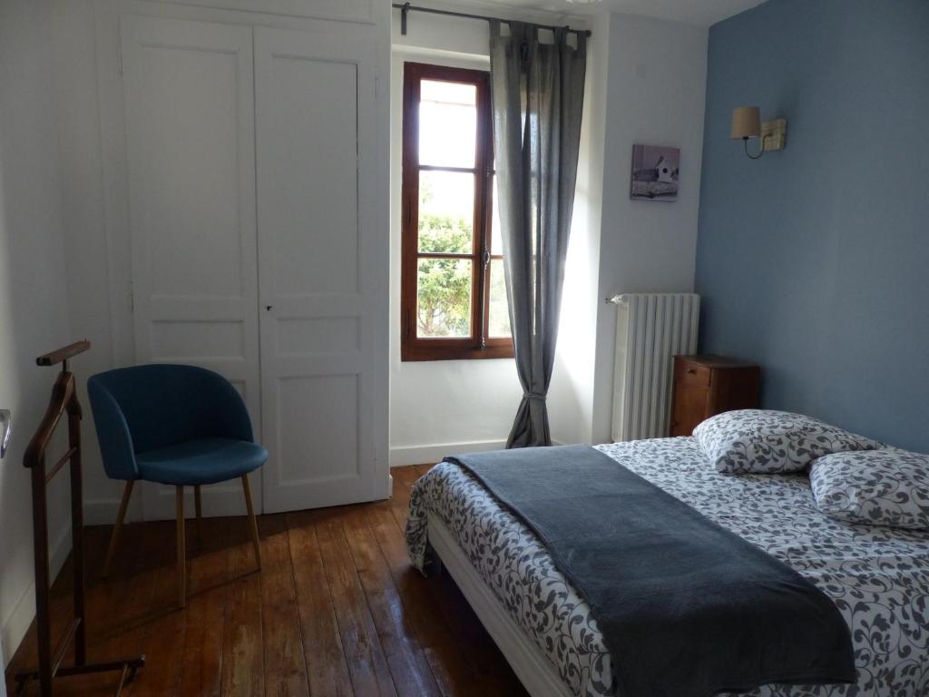 Maison de charme " Les Cyclamens"客房内的一张或多张床位