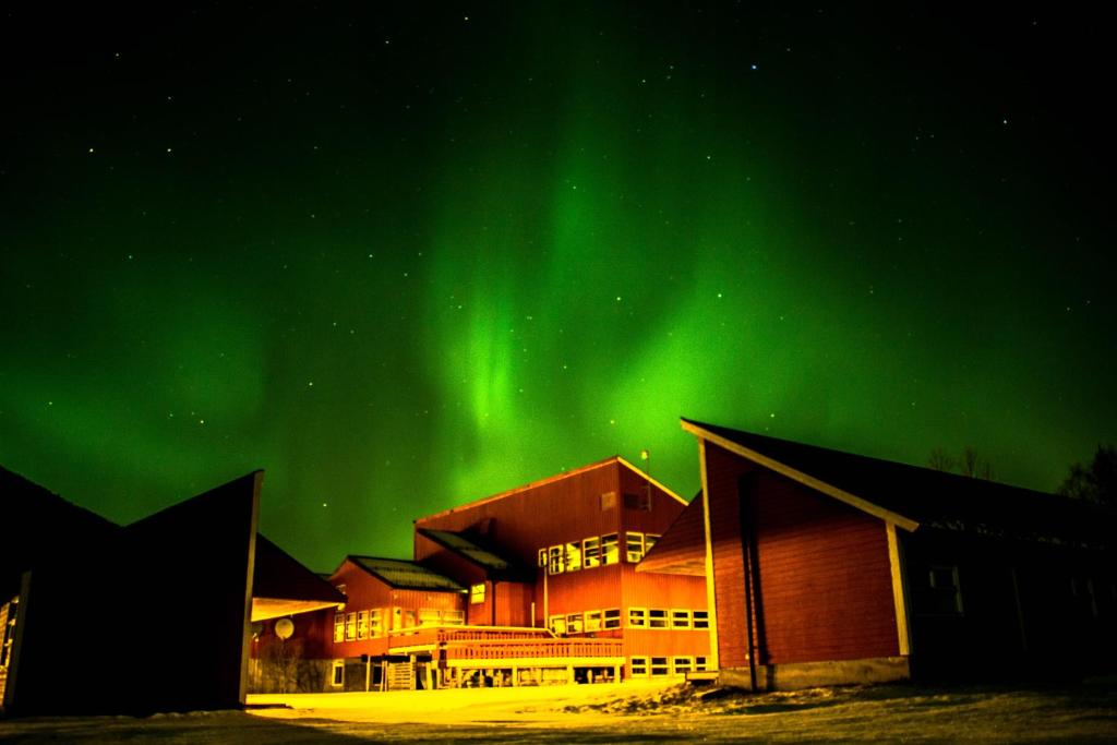 Storjord I Tysfjord奇斯菲尔德假日公园的天空中光辉灿烂的建筑