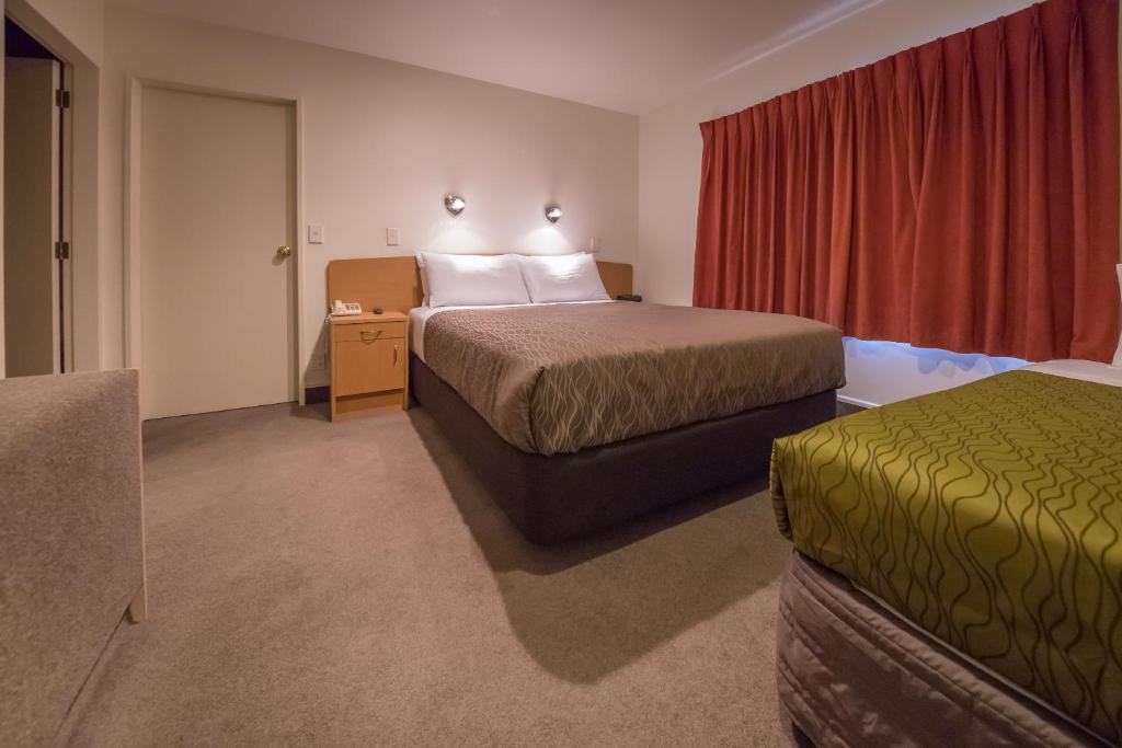 旺格努伊锡耶纳汽车旅馆的酒店客房设有两张床和窗户。