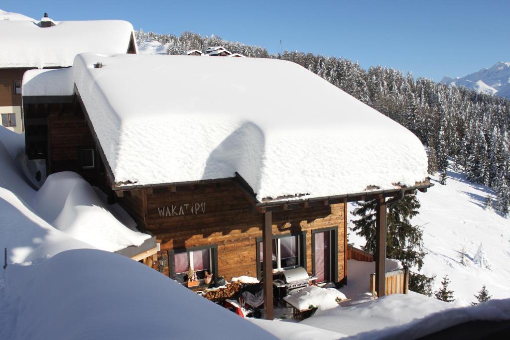 贝特默阿尔卑瓦卡蒂普旅舍的小木屋,屋顶上积雪