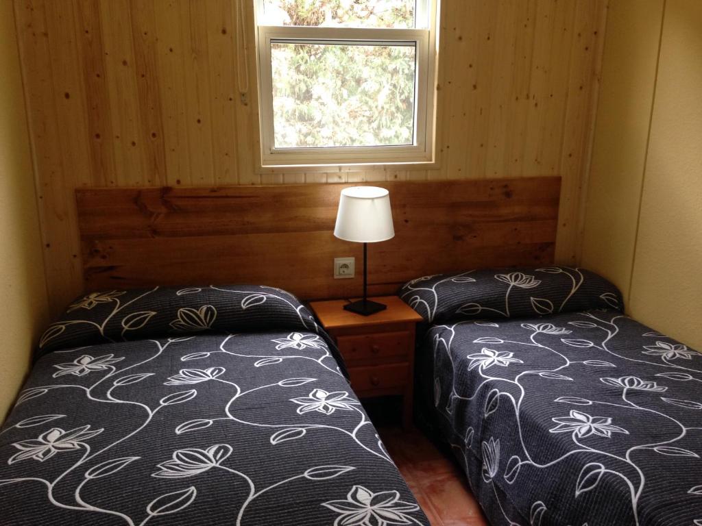 Cubillas de Santa MartaCamping Cubillas的小型客房 - 带2张床和窗户