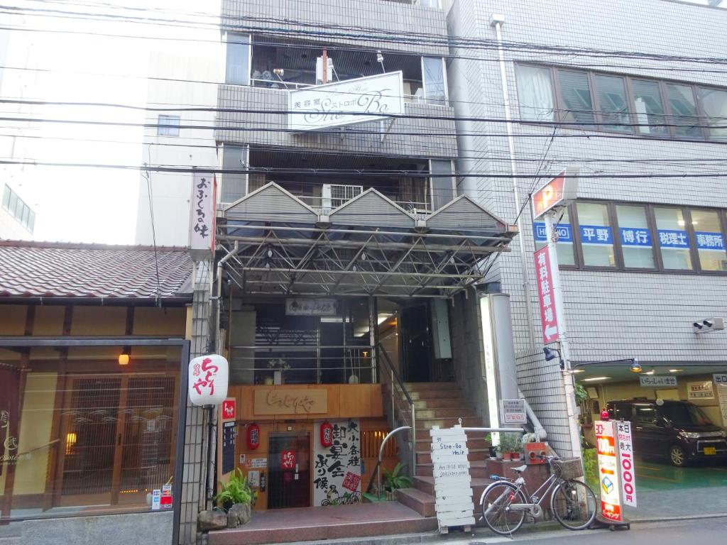 广岛广岛袋町千鸟公寓的前面有一辆自行车停放的建筑