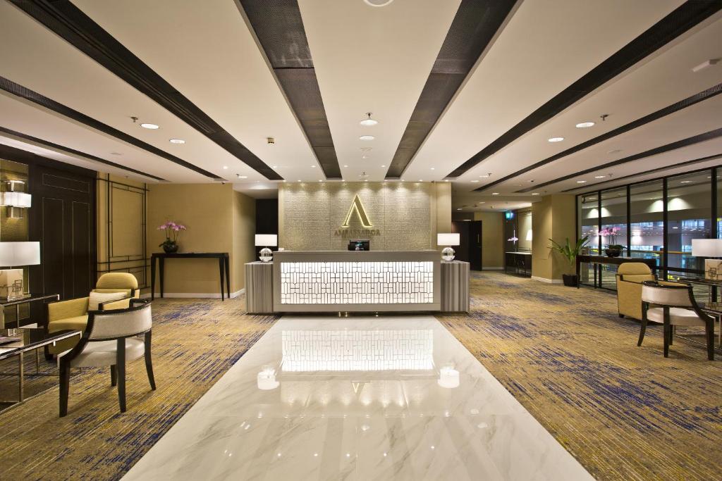 新加坡安白萨达酒店 - 3号航站楼的酒店大堂设有前台和椅子