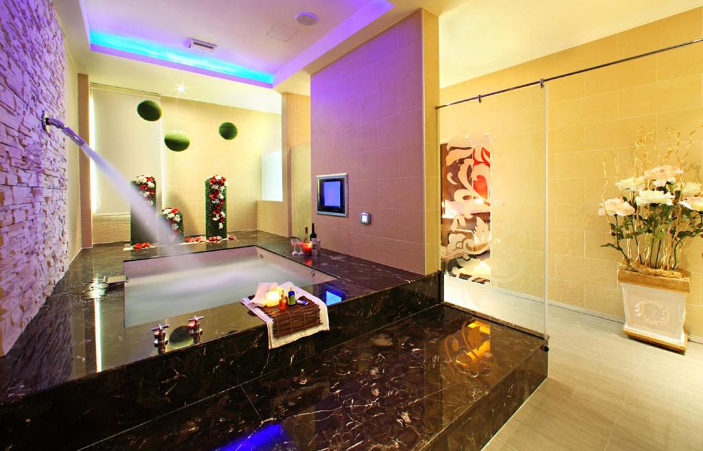 竹山丽堡休闲精品汽车旅馆的带浴缸和盥洗盆的大浴室