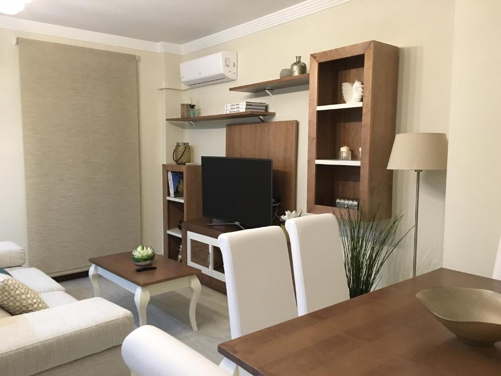 隆达新隆达公寓的客厅配有沙发和桌子