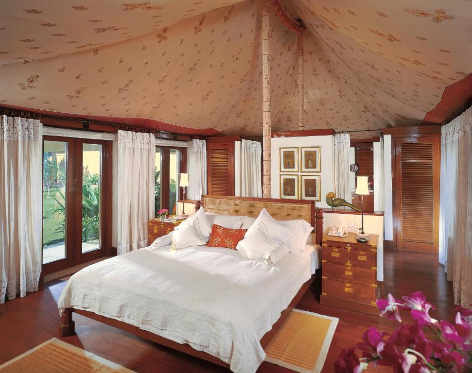 欧贝罗伊拉雅维拉斋浦尔酒店客房内的一张或多张床位