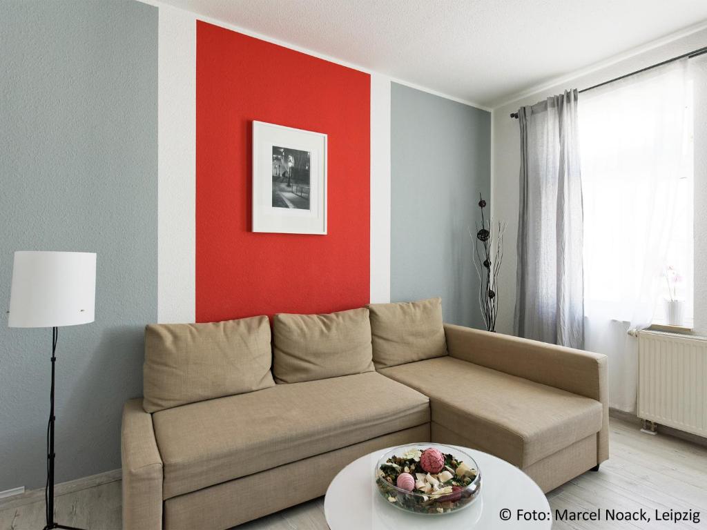 莱比锡City Park Apartments - #1-8 - Stilvolle Apartments zentrumsnah的带沙发和红色墙壁的客厅