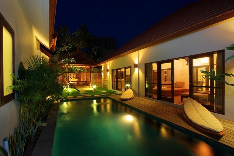 吉利特拉旺安阿南达普莱维特别墅的夜间在房子前面的游泳池