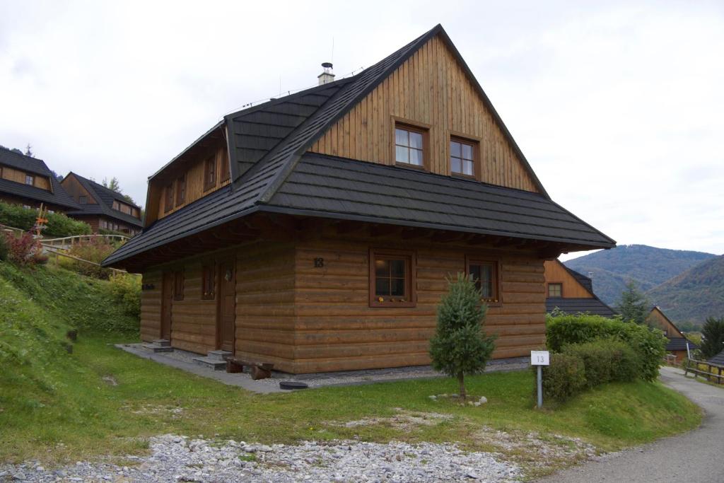 特尔乔夫13 Komnata Terchová的山丘上带黑色屋顶的小木屋